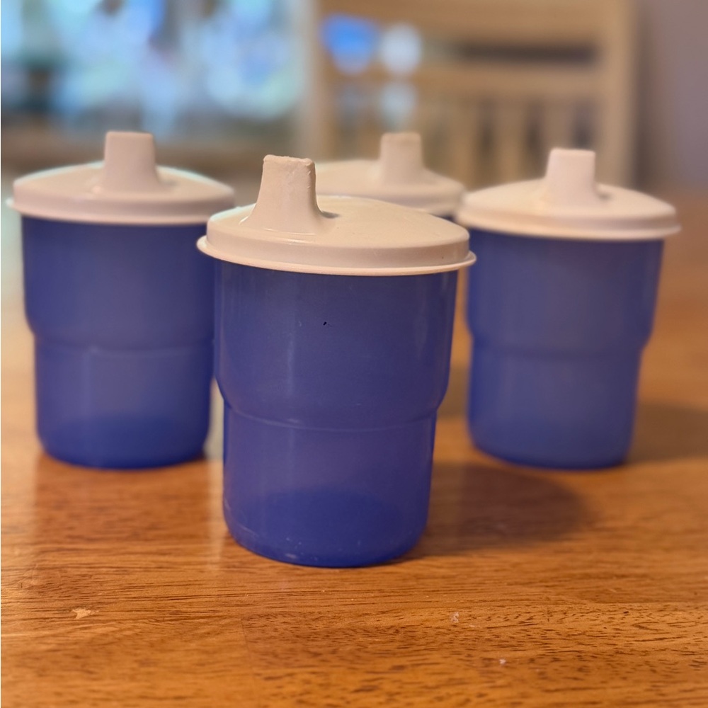 Vintage Tupperware 8oz Tumblers with ‘Sippy cup’ Lids- set includes 5cups, 4lids